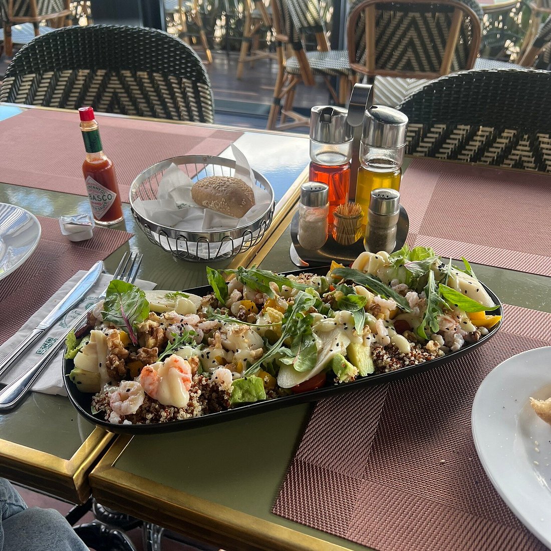 Une assiette de salade aux crevettes Demoiselle